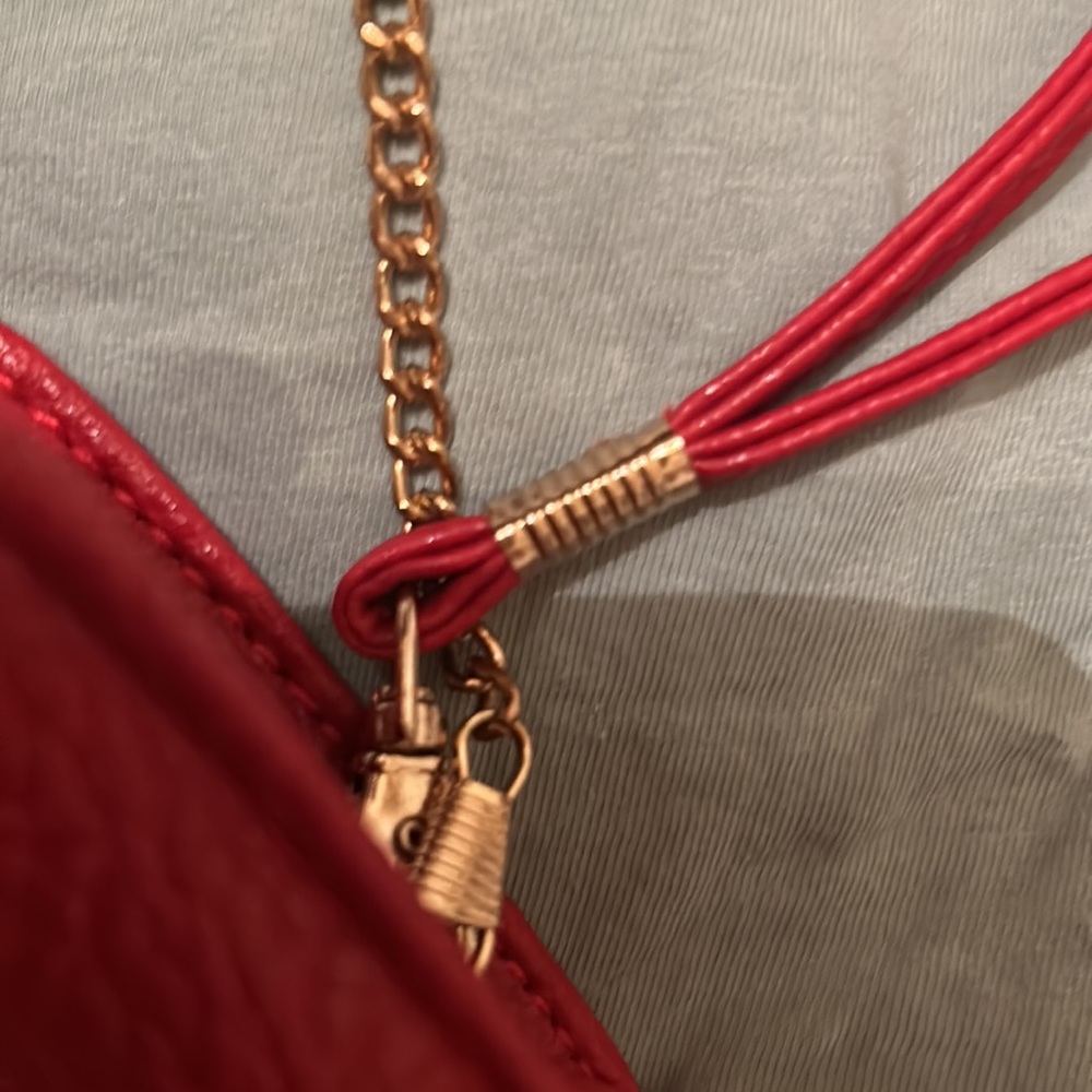 Temp HOLD for CALA!!   RED Lip Shape Chain Crossbody/Shoulder Bag - Picture 3 of 7